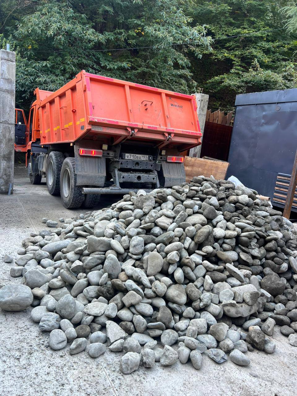 Выгрузка гальки на объекте