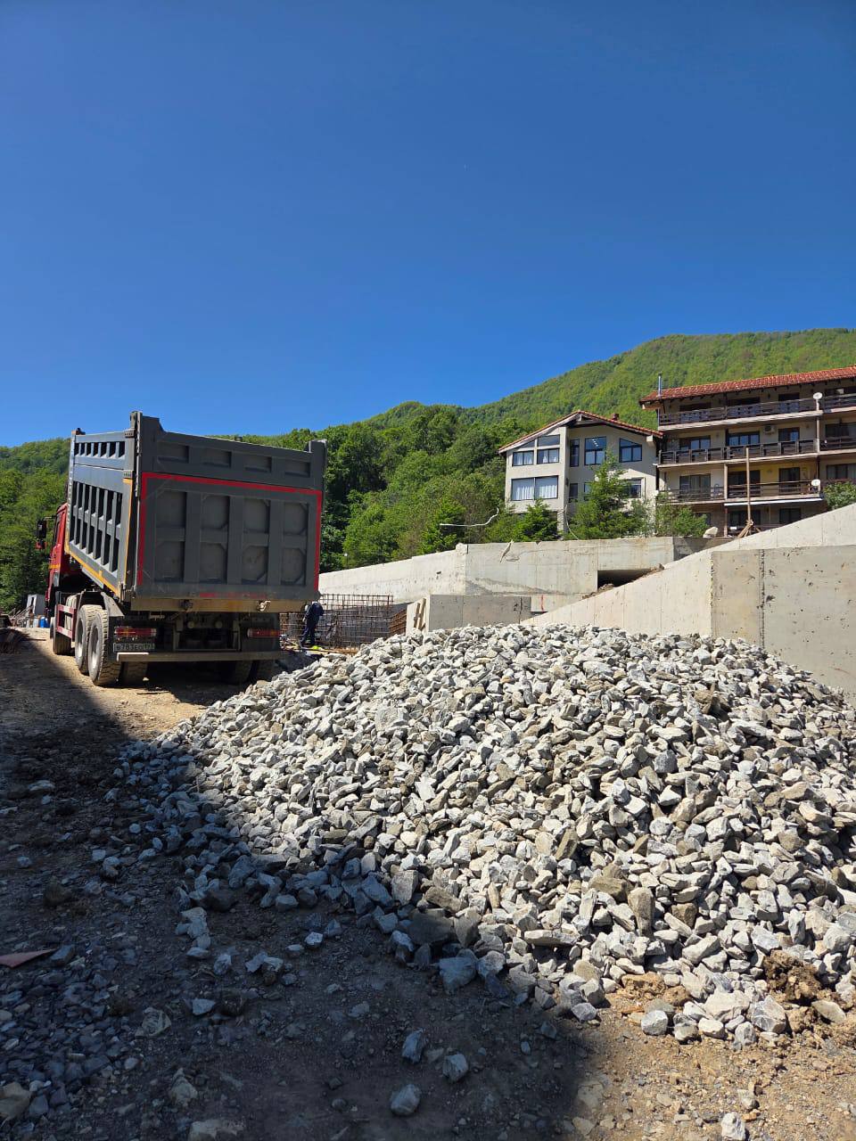 Выгрузка щебня на строительной площадке