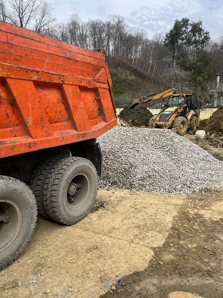 Работа самосвала и экскаватора